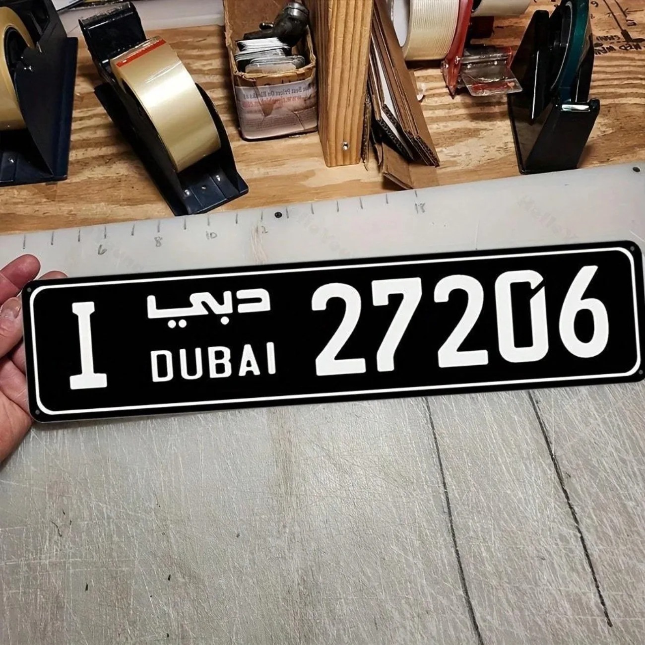 Car Accessories Dubai - Гравированный алюминиевый уличный знак в стиле